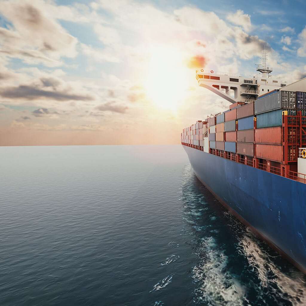 Ein Containerschiff auf dem Meer