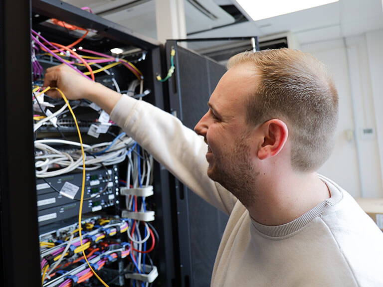 Fachinformatiker am Serverschrank