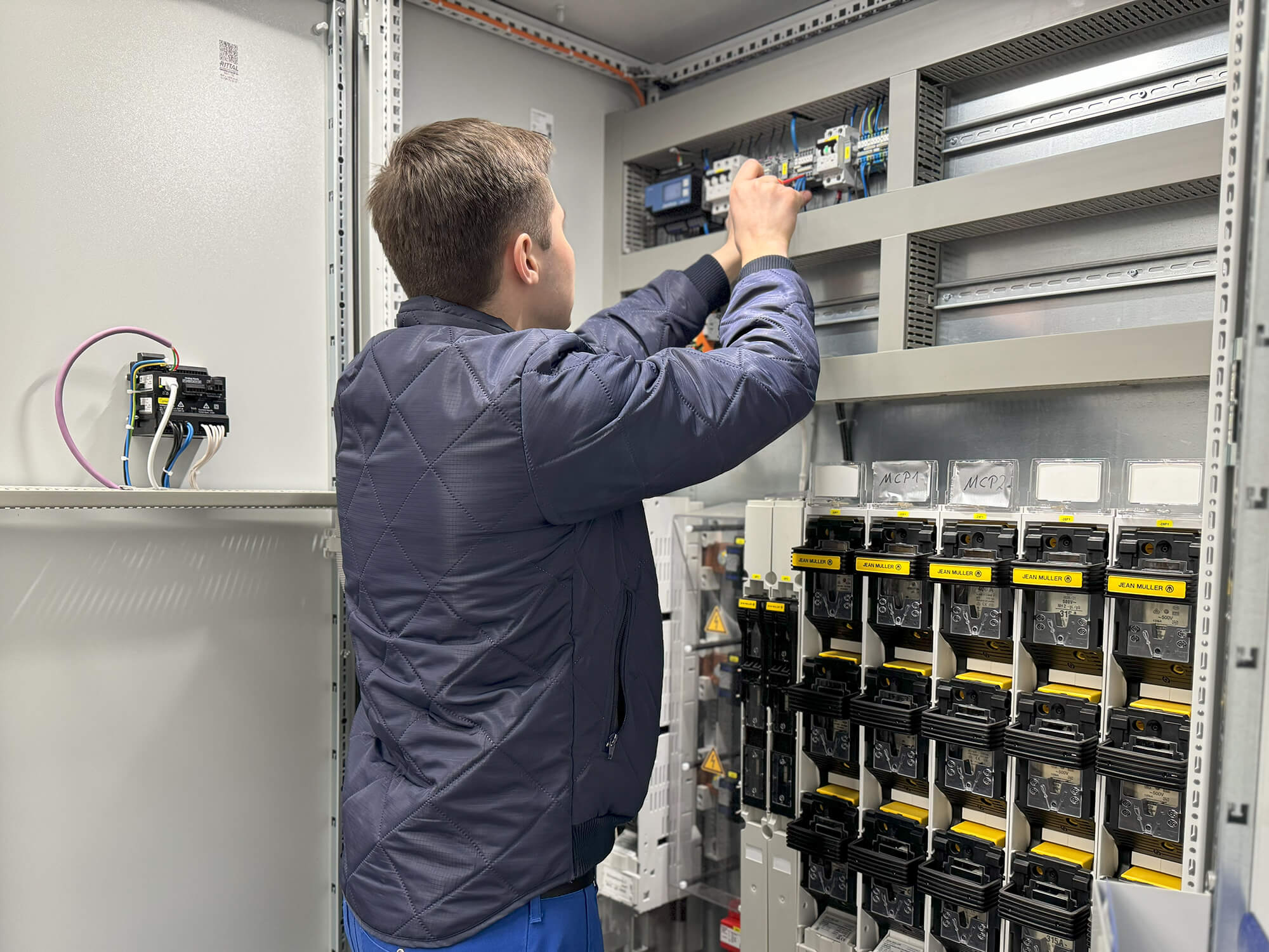 IT Systemelektroniker am Schaltschrank