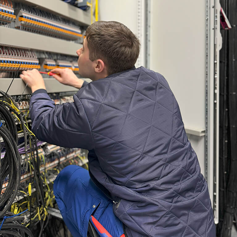 IT Systemelektroniker am Schaltschrank