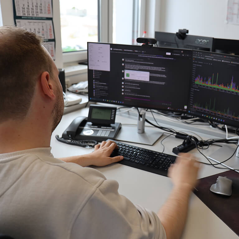 Wirtschaftsinformatiker vor einem Computer