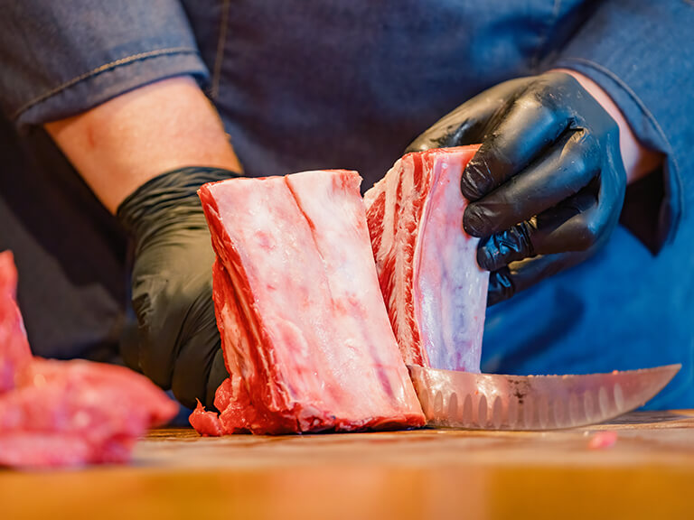 Fleisch wird geschnitten