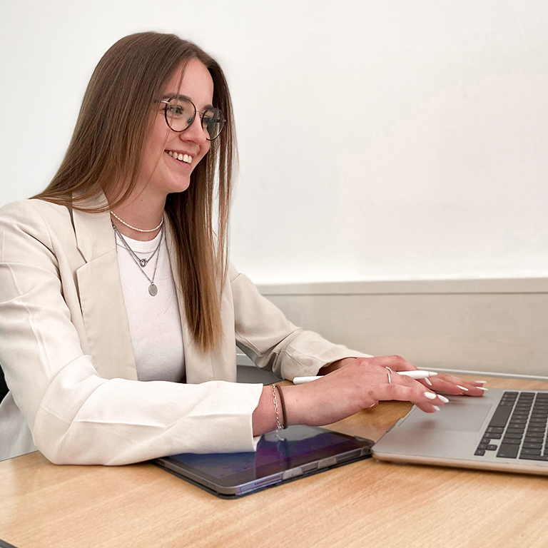 Person sitzt am Laptop