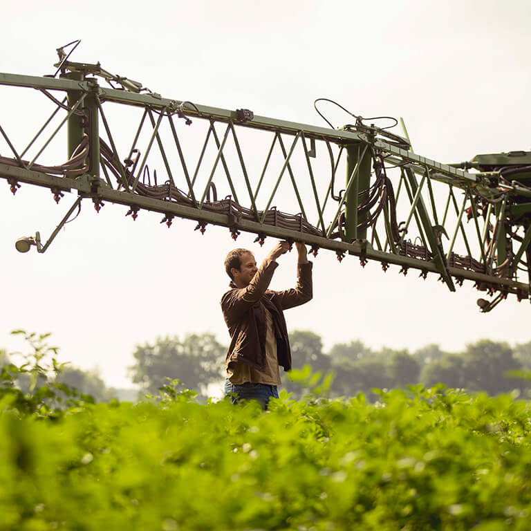 Landwirt an Maschine