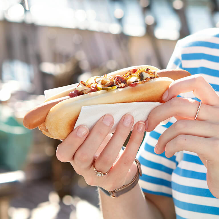 Hot Dog im Brötchen