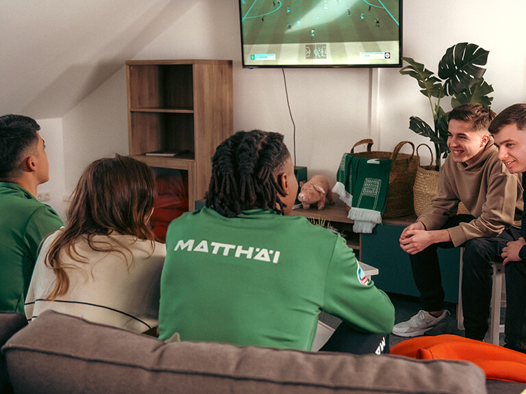 Duale Studenten schauen Fußball