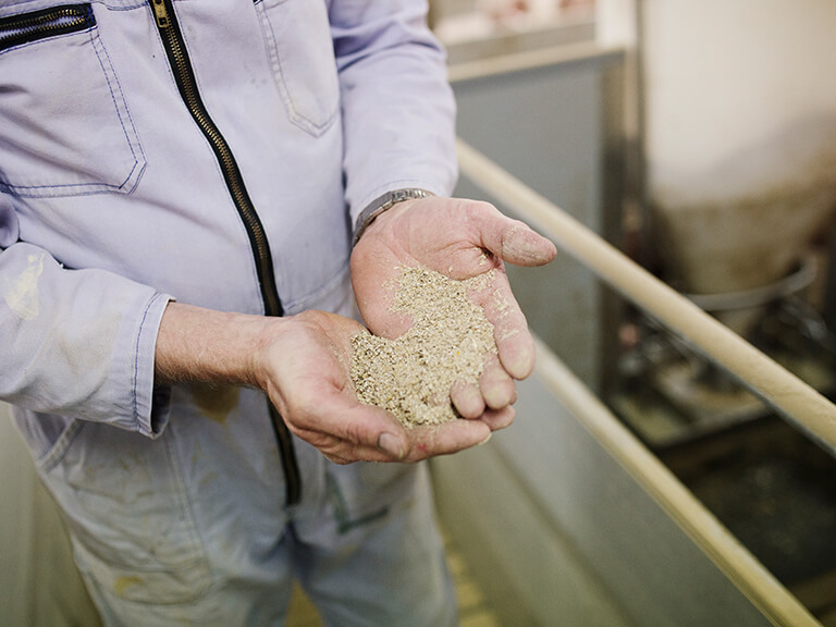 Tierwirt hält Futter in der Hand