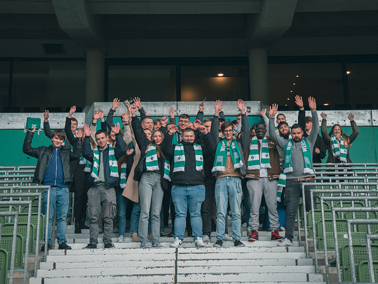Personen vor dem Weserstadion