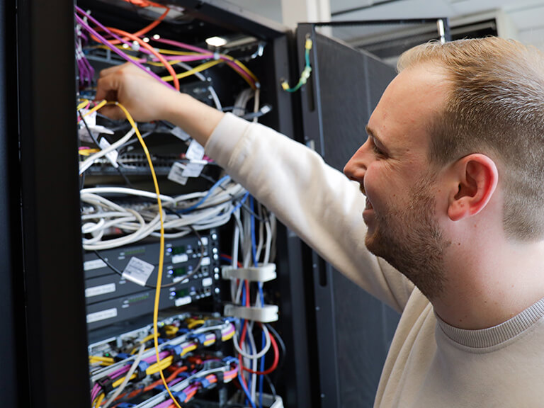 Techniker am Schaltschrank