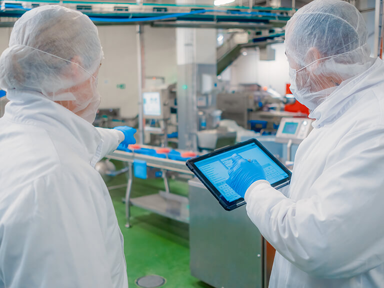 Techniker am Tablet