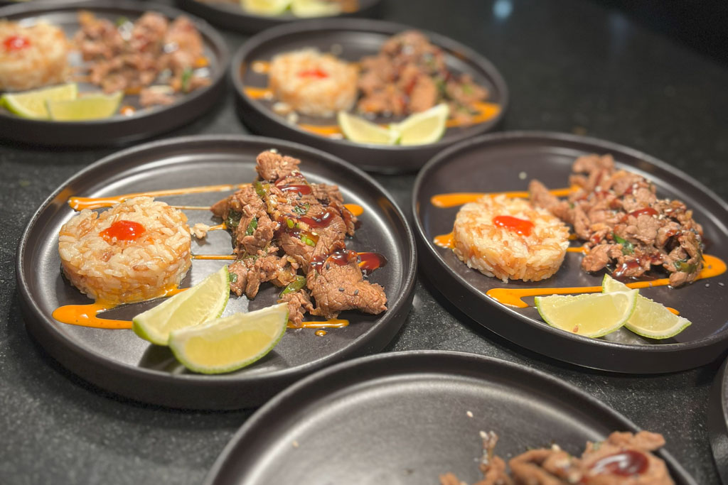 Gegrilltes auf Tellern
